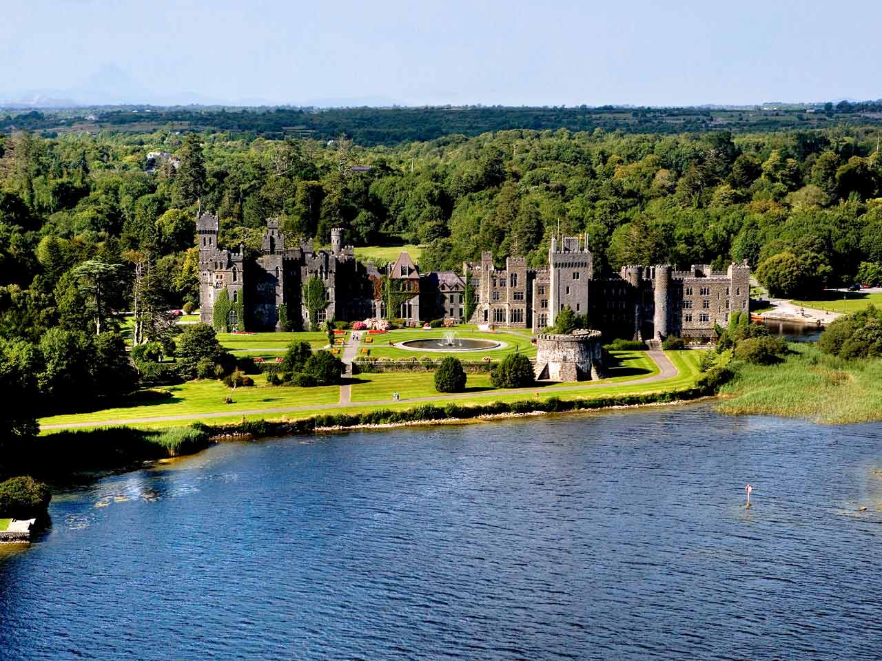 Castle ireland. Замок Эшфорд Ирландия. Замок Ашфорд Эшфорд в Ирландии. Замок Эшфорд, Конг, Ирландия. Замок Касл Ирландия.